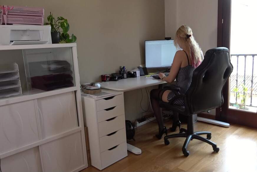 KikiVega: Notgeile Chefin von Kollegens*u h**t z******t!