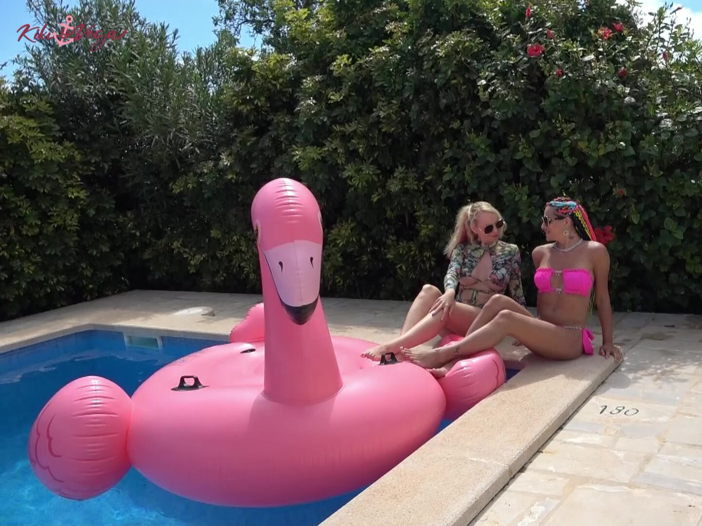 Sonne, öl und 2 Analplugs - Wer bekommt da nicht Lust auf mehr? So geil ging es am Pool mit meiner Gianina-TS zu. Beide mit Analplugs in unseren Ärschen wurde ihr Schwanz direkt hart und meine Fotze sofort feucht. Da haben wir direkt Lust bekommen , haben uns genüsslich eingeölt und dann habe ich direkt ihren geilen Schwanz geblasen. Bis  Gianina mich hammer hart in allen Stellungen durchnagelt und dann geil in meinen Mund abspritzt!! Zum Schluss gab es dann noch einen verauten SPERMAKUSS! Hättest du mitgemacht?