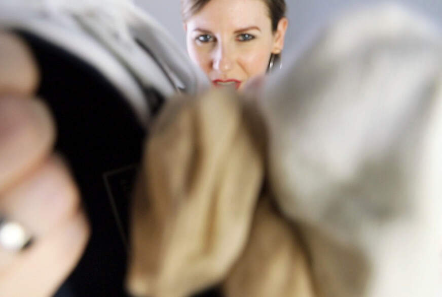 Rieche an meiner Strumpfhose von LadyMaryJane pic4