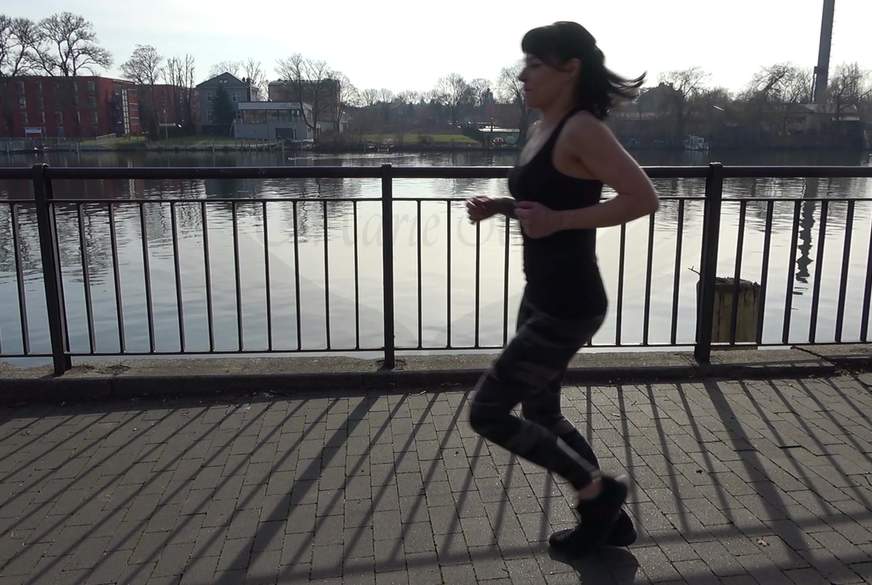 Na toll Voll eing*****t Public beim Joggen. von MarieSaint pic1