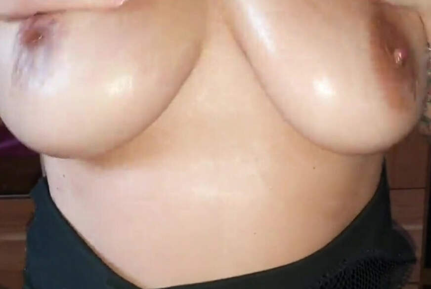 JulieX: Tittenmassage gefälligst?!