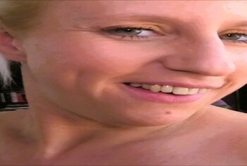 Guten Morgen, F*******k. Blonde MILF auf der Küchentheke d***********n