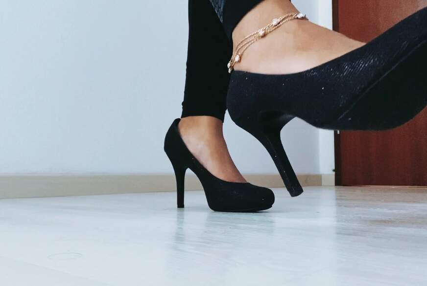 Sklavengeschenke mit meinen High Heels zerstört und Bonusaufnahmen von LadyOksa*a pic1