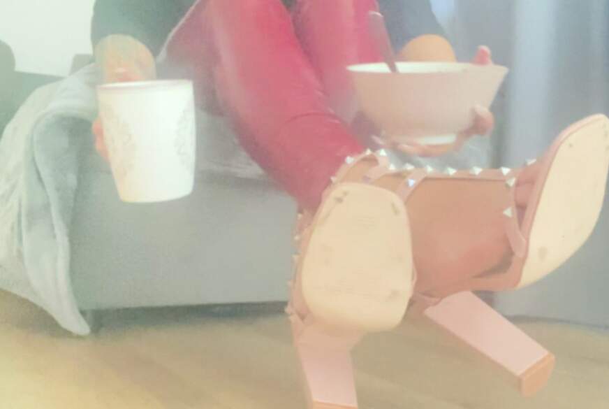 LadyOksa*a: Tägliche Dosis! ..rosa Sandalen schwingen am Morgen in roten VinylLeggings