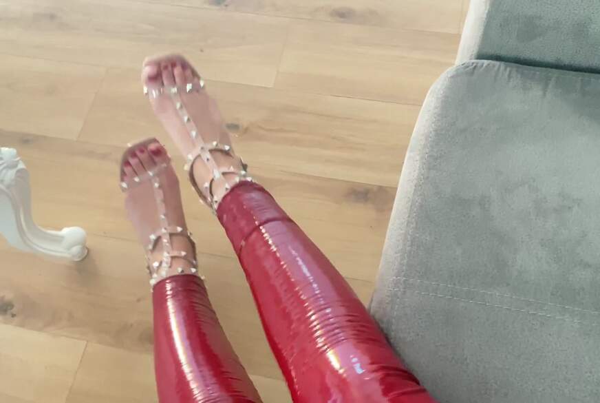 LadyOksa*a: Tägliche Dosis! ..rosa Sandalen schwingen am Morgen in roten VinylLeggings