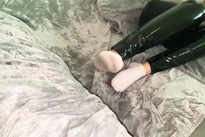 LadyOksa*a: Knie dich vor die Couch Sklave..Platz!