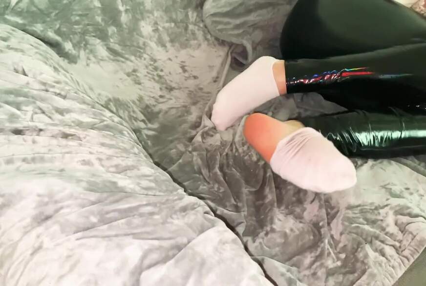 LadyOksa*a: Knie dich vor die Couch Sklave..Platz!