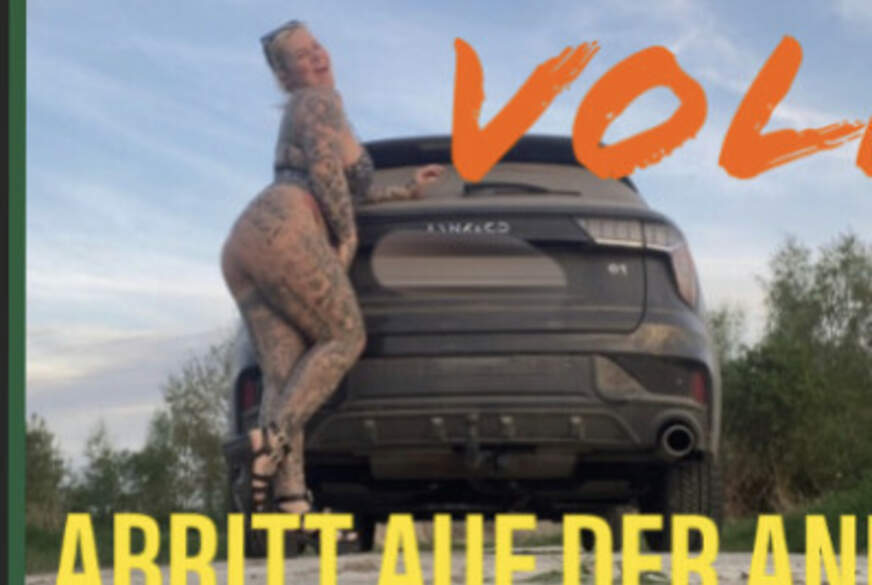 VOLLGAS abritt auf der ANHÄNGERKUPPLUNG  ups da flutscht sie noch in die A********e von SteffiBlond