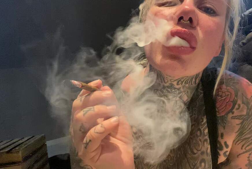 SteffiBlond: smoking ASI F***eN B***h  ich q**lm die ganze asi hütte voll
