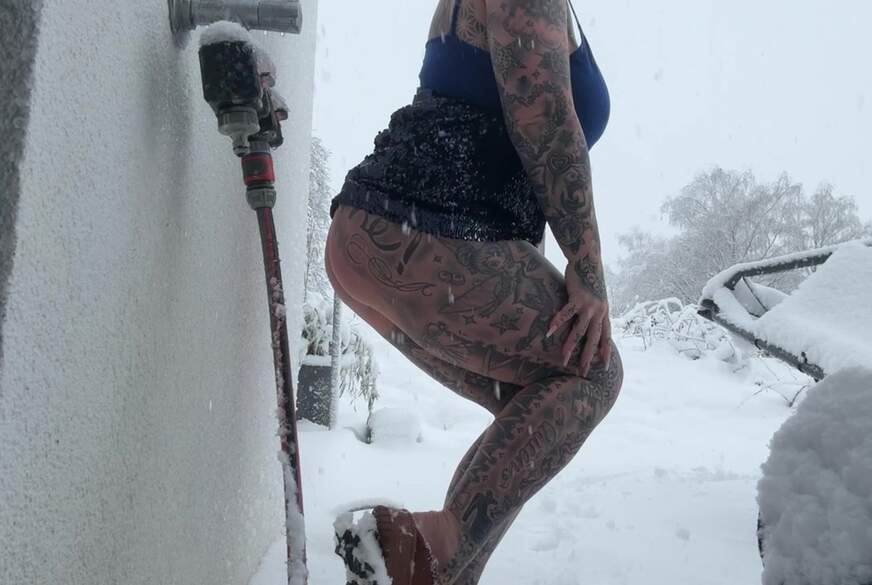 SteffiBlond: Steffi im Schnee Chaos  Deluxe p**s im Schnee
