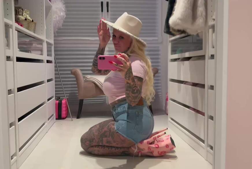 SteffiBlond: Jeans Shorts w****n! S****z auf meinen prallen A***h!