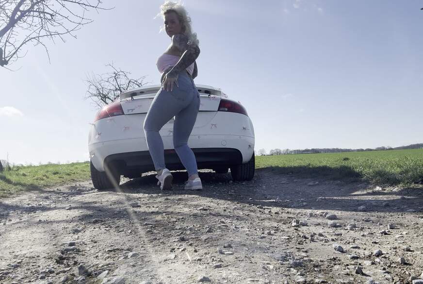 SteffiBlond: PARKPLATZ JEANS A***h - Hast du Lust?