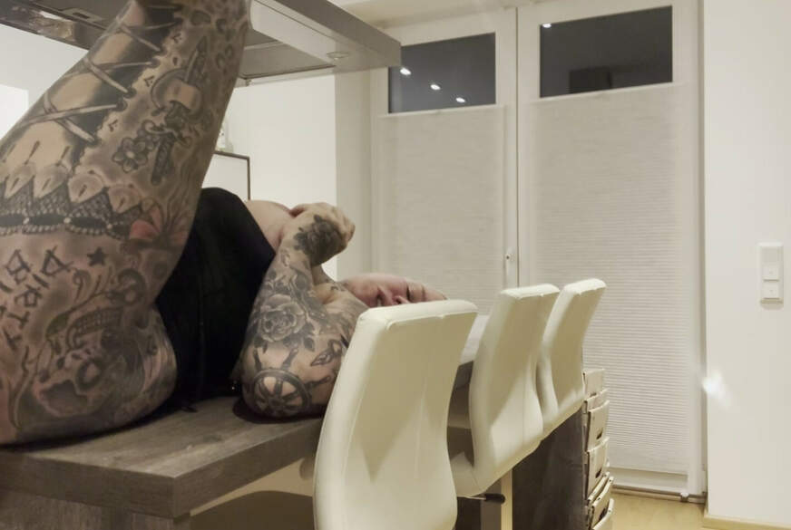 SteffiBlond: USER F**tET MICH H******e AUF DER KÜCHENINSEL