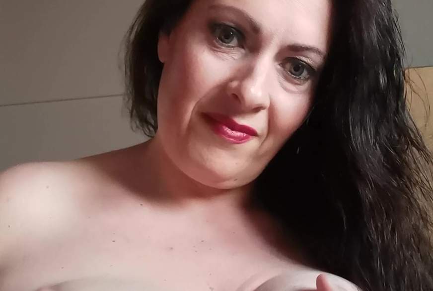 SweetKimberly78: Komm und öl meine geilen großen Brüste ein,leck sie mir und bring meine Knospen zum erhärten.