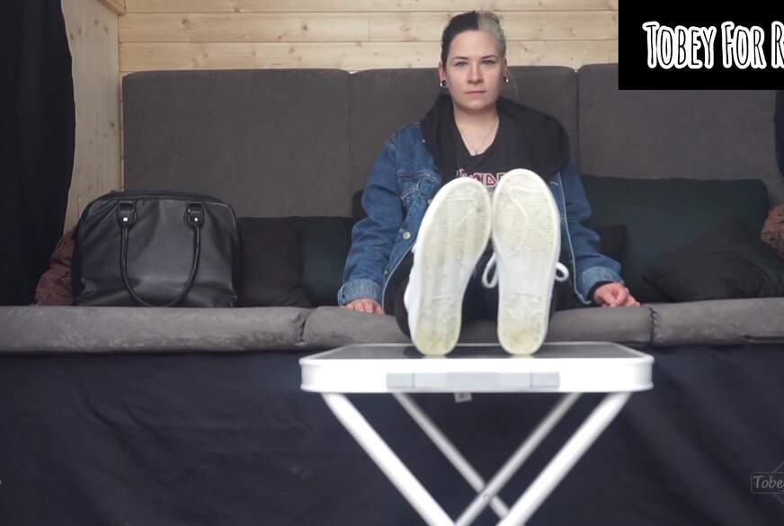 Marie - Casting Bus - Sockjob - Füße u Socken ins Gesicht - Weiße Sneakersocken von TobeyForReal pic2