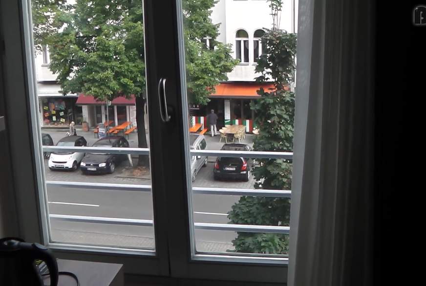 HotAngelina: Am Hotelfenster in Berlin