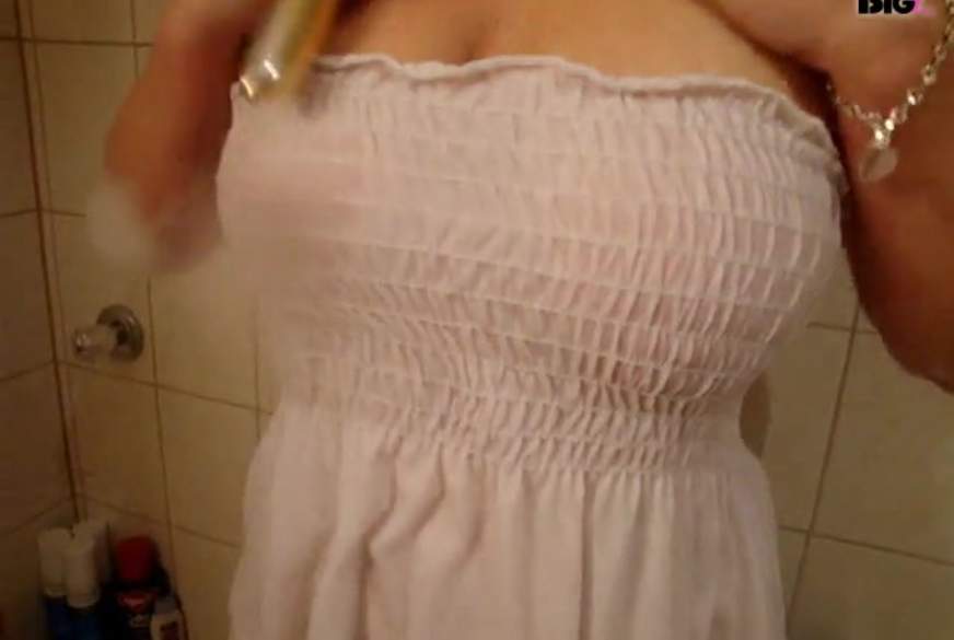 HotAngelina: Wetlook in der Wanne