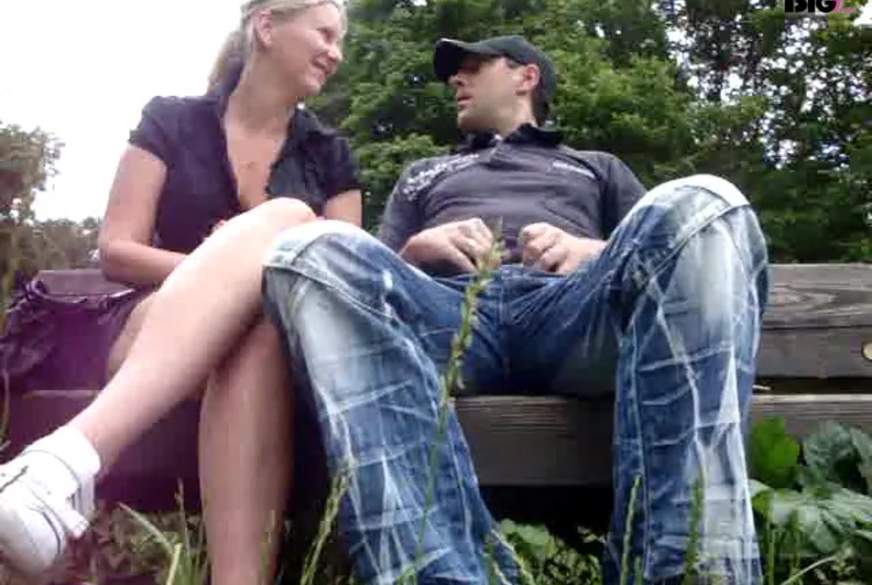 HotAngelina: Outdoor B**wjob im Park