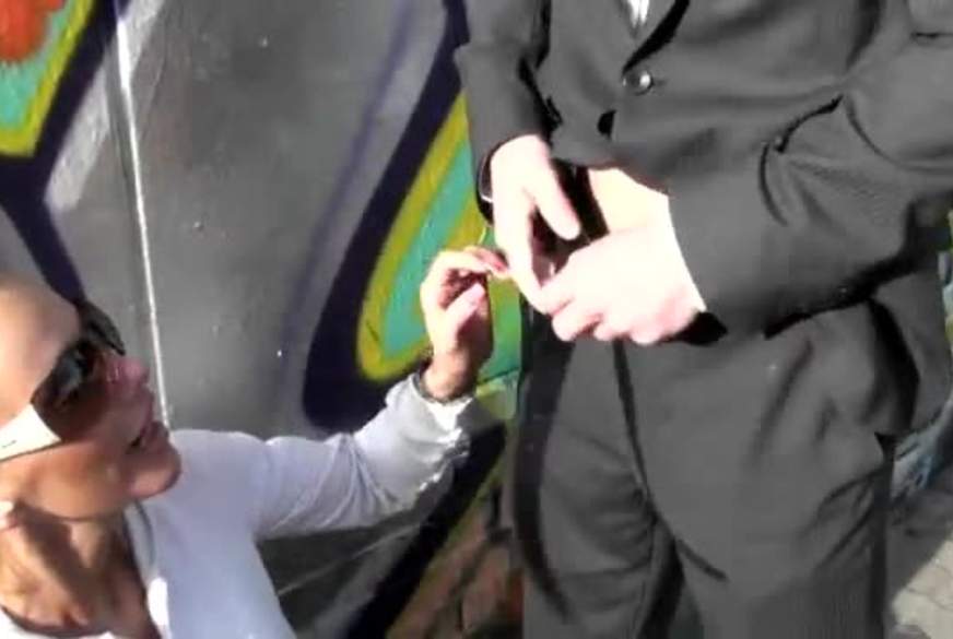 B**wjob an der Haltestelle von Kada-Love pic3