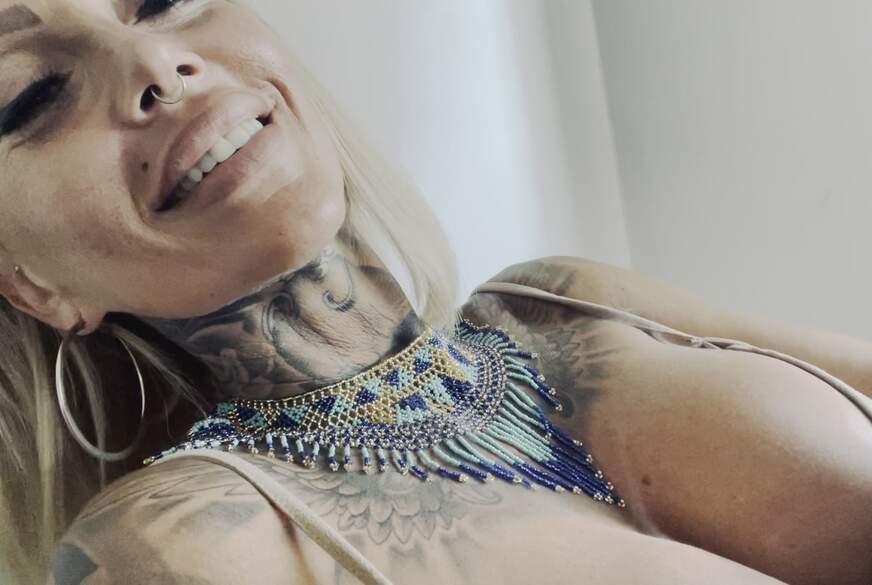 Kada-Love: Rauchfetisch Clip