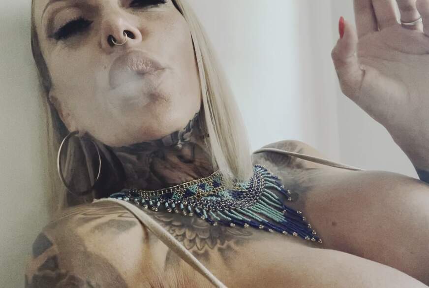 Kada-Love: Rauchfetisch Clip