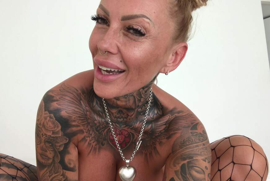Kada-Love: Dildo Twerking