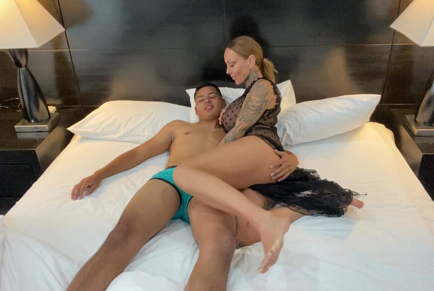 Kada-Love: T***y Exzess im Hotel