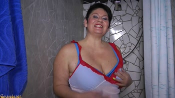 WETLOOK unter der Dusche im BIKINI