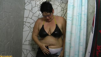 In JEANS und BIKINI unter der DUSCHE