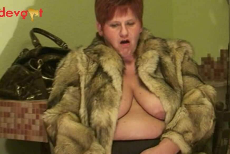 Annadevot: Öffentlich im Pelzmantel masturbiert