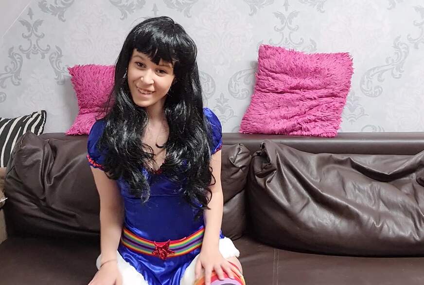 Versautes super T**n besorgt es sich in langen Strümpfen von SexyJenJen