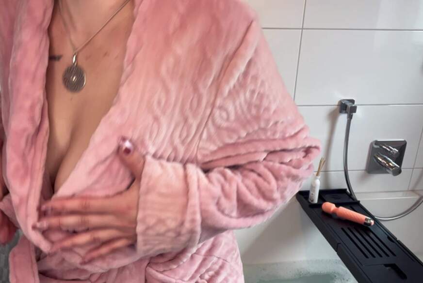 Vor dem Baden nochmal geil die P***y befriedigt ! von NinaDevil pic1