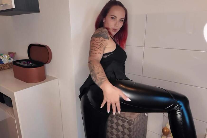 In knapper Latex Leggins meine P***y g*******t !! von NinaDevil pic1