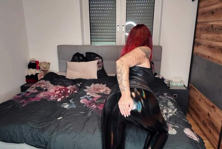 In Latex Leggins und Lack Boots meine P***y g*******t !! von NinaDevil pic3