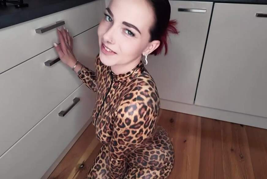 Im engen Leo-Catsuit meine P***y für dich verwöhnt! von NinaDevil pic3