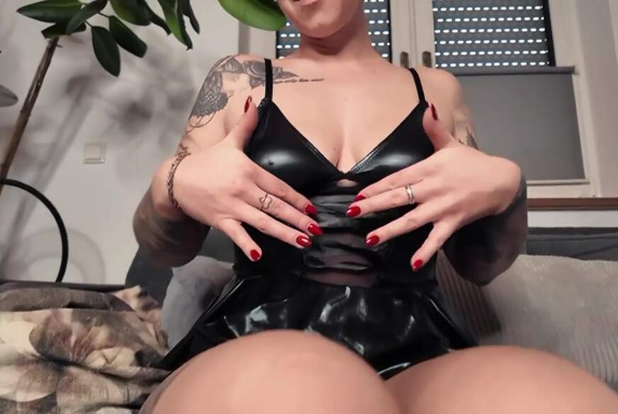 NinaDevil: Ein heißer Footjob nur für dich während meine F****r tief in meine n**se P***y gleiten!