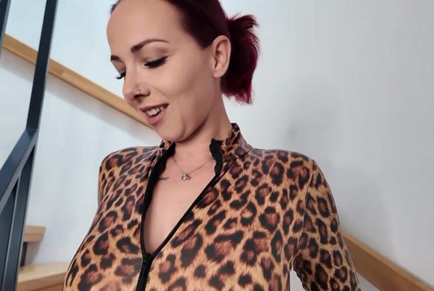 NinaDevil: Ich steh im engen Leo-Catsuit, ohne was drunter