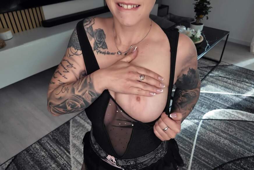 Orgasmus mitten im Wohnzimmer von NinaDevil pic3