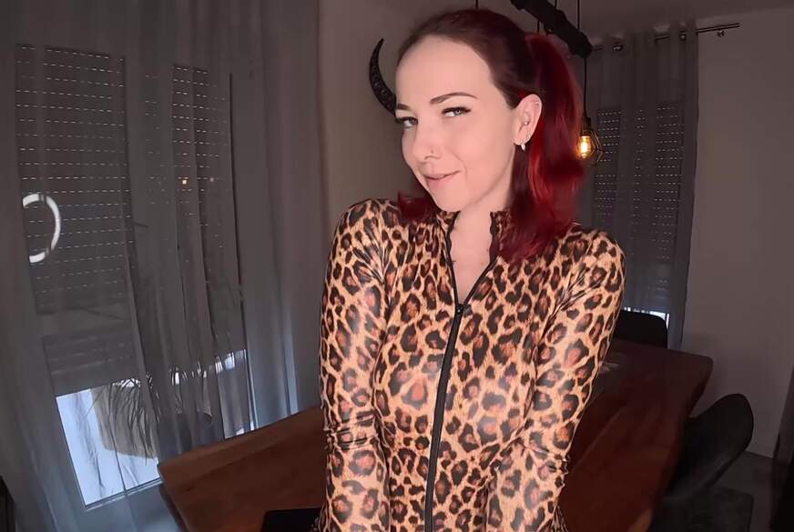 Schwarzer Latex-Catsuit und himmelhohe Lack-Heels von NinaDevil pic1