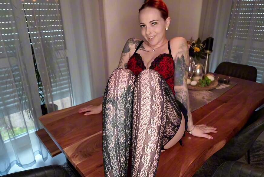 NinaDevil: Würdest du mich hier auf dem Tisch h**t ran nehmen ?