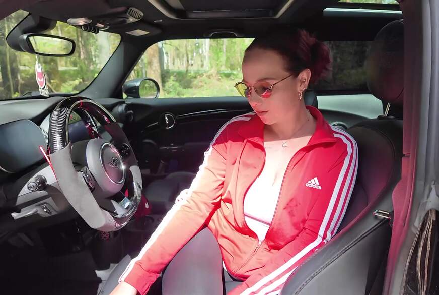NinaDevil: Im Auto auf dem Parkplatz meine P***y g*******t!!