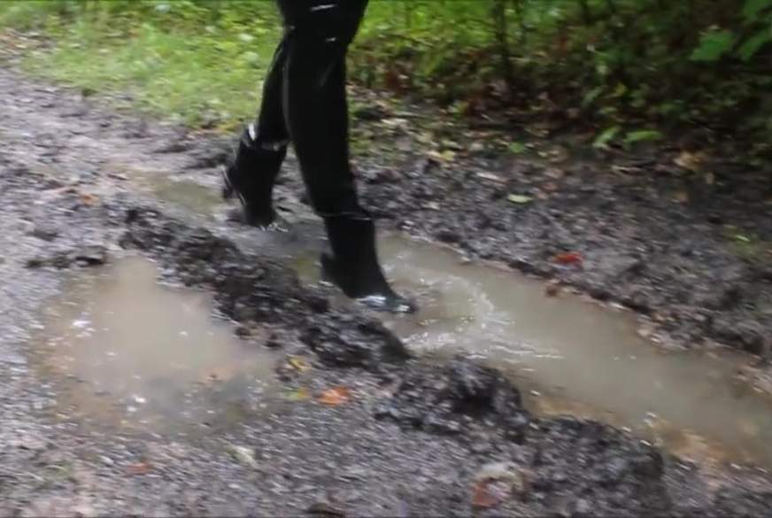 Frl-Christina: Latex outside + Gummistiefel. Matschspiel
