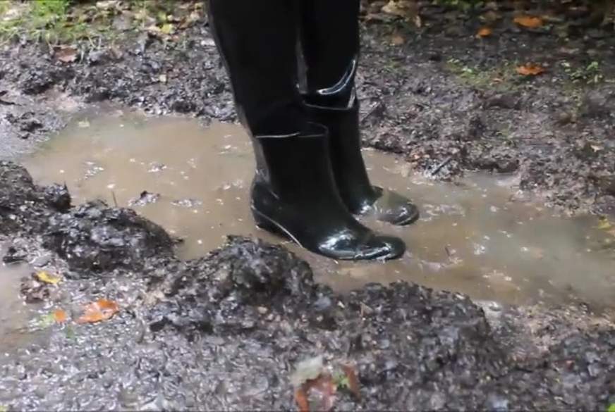 Frl-Christina: Latex outside + Gummistiefel. Matschspiel