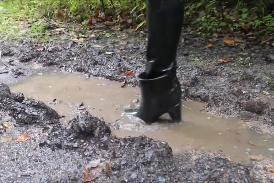 Frl-Christina: Latex outside + Gummistiefel. Matschspiel