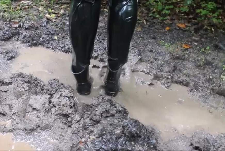 Frl-Christina: Latex outside + Gummistiefel. Matschspiel