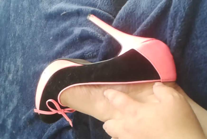 LaraSofie: heels on rock