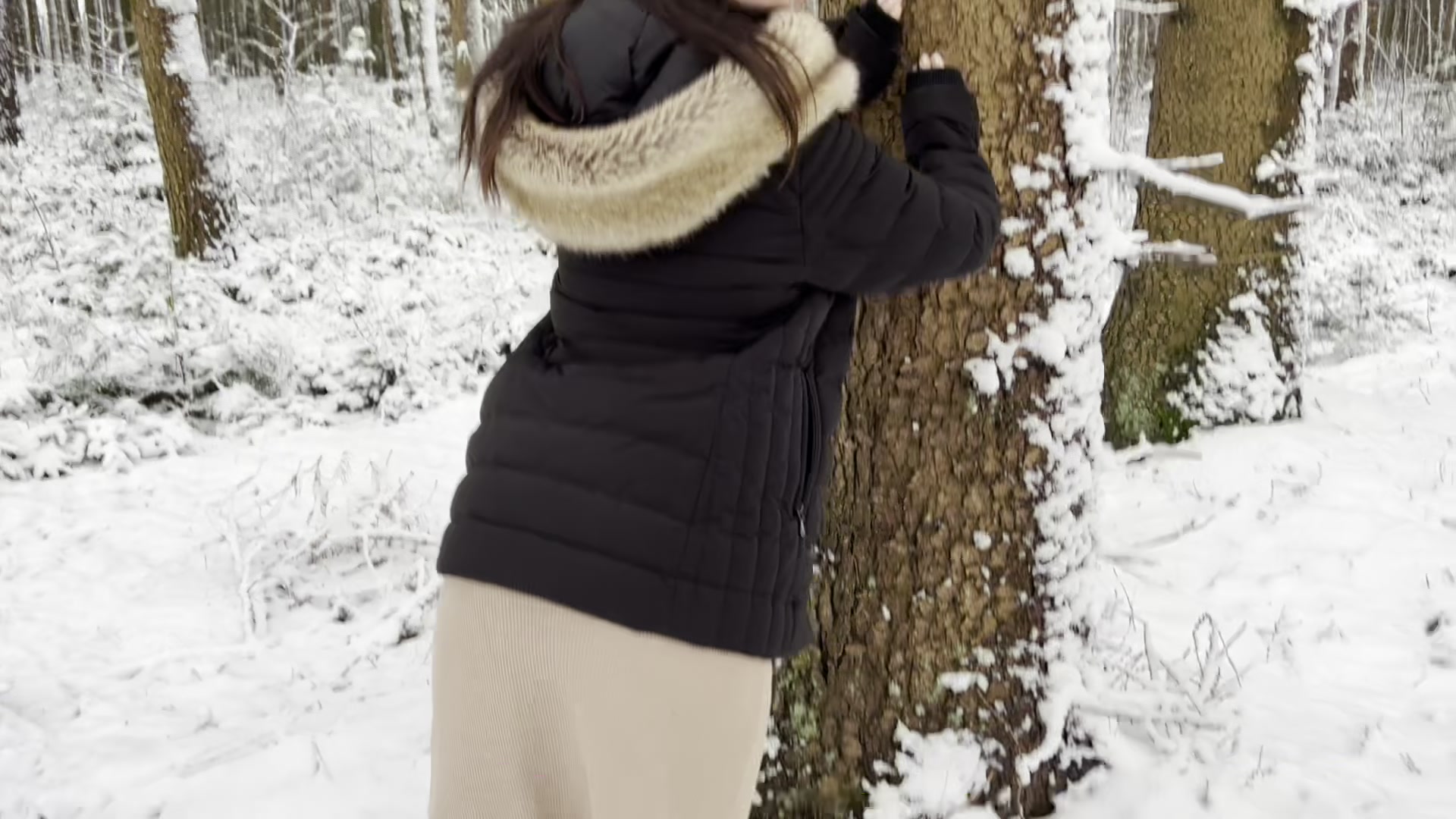 Ich wollte nur etwas frische Luft schnappen und ZACK!!! Hatte ich einen Schwanz von hinten in der Pussy, mitten im Wald voller Schnee!!! Das war eine Spritzige Angelegenheit.