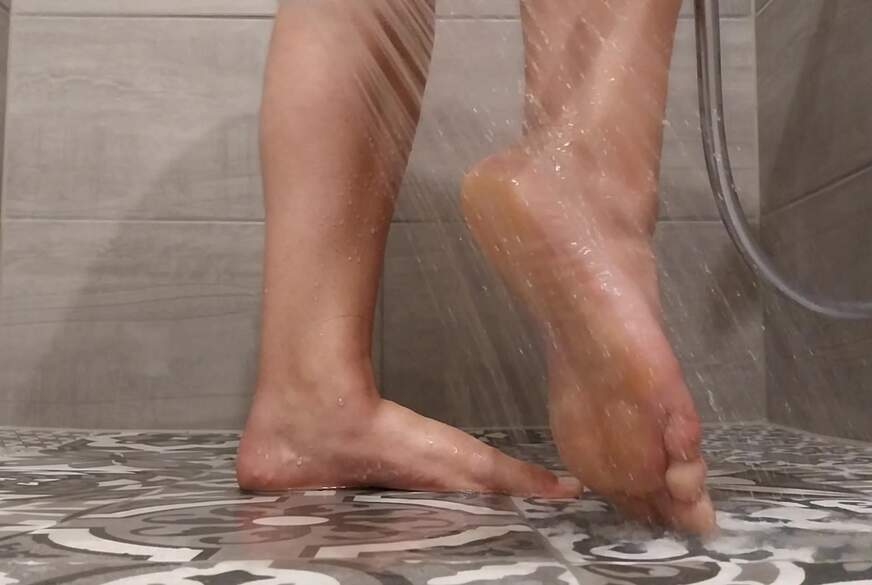 Wasche meine sexy Füße und creme sie anschließend mit mir ein von LadyLiza15 pic2