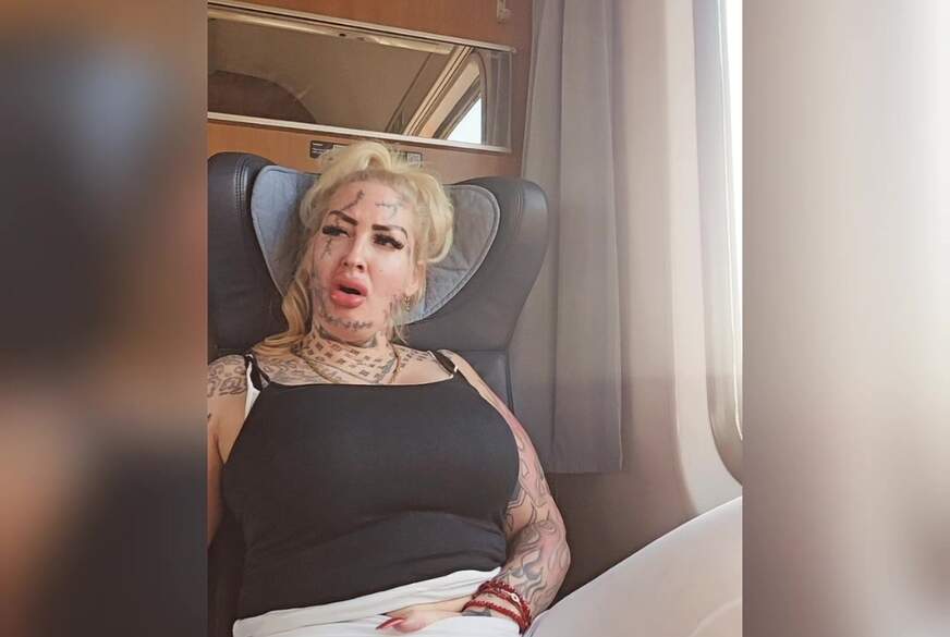 JeannyInkGirl: Im Zug während fremder geeschlafen hat Blank gezogen und A***h rausgestreckt