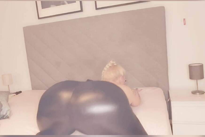 JeannyInkGirl: Glanzleggings,corsage und dildoshow